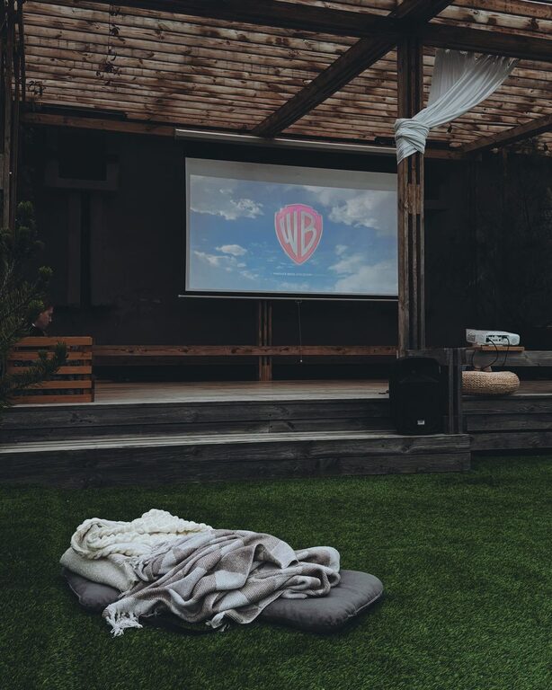 How to Host a Cozy Movie Night at Home: Easy Tips and Ideas